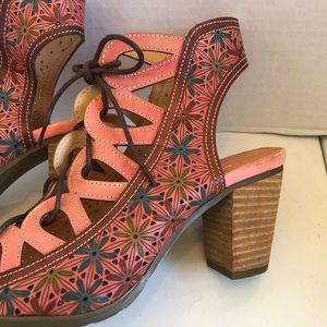 Beautiful L’Artiste spring step pink heeled flower sandals